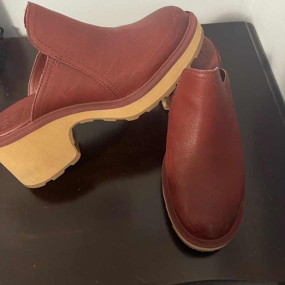 Sorel hi-line clog. Size 8.5 Cognac/wine